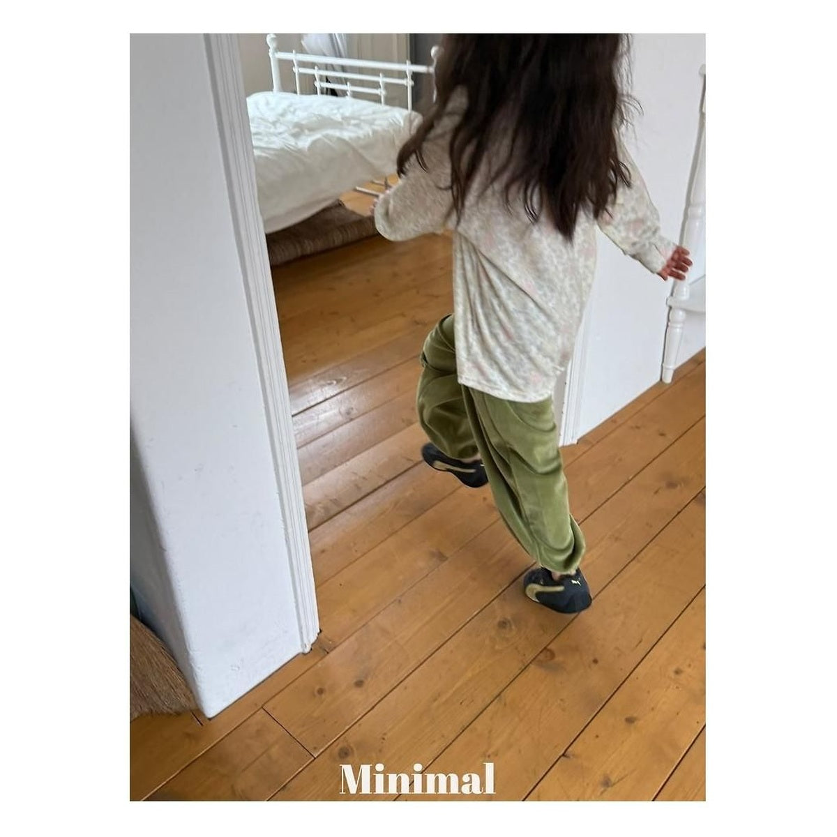 minimal ベルベットボタンジョガーパンツ